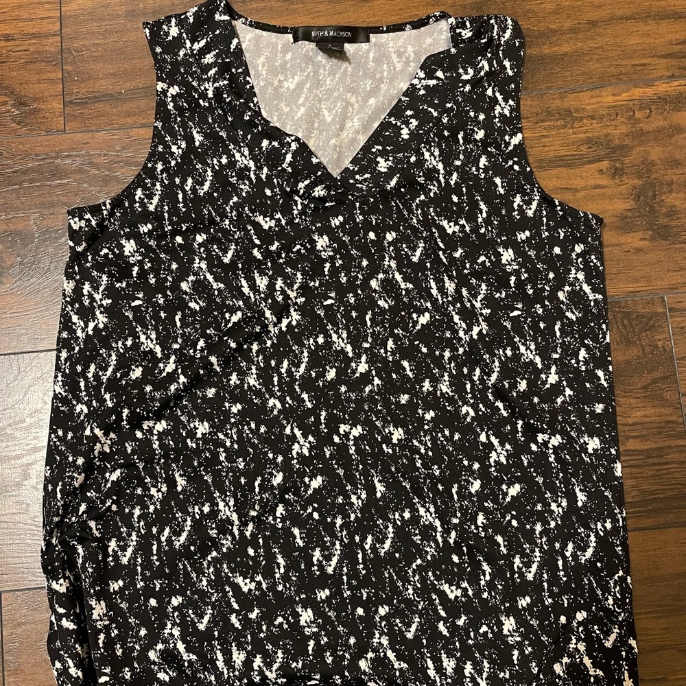 Black and white sleeveless tank top.
